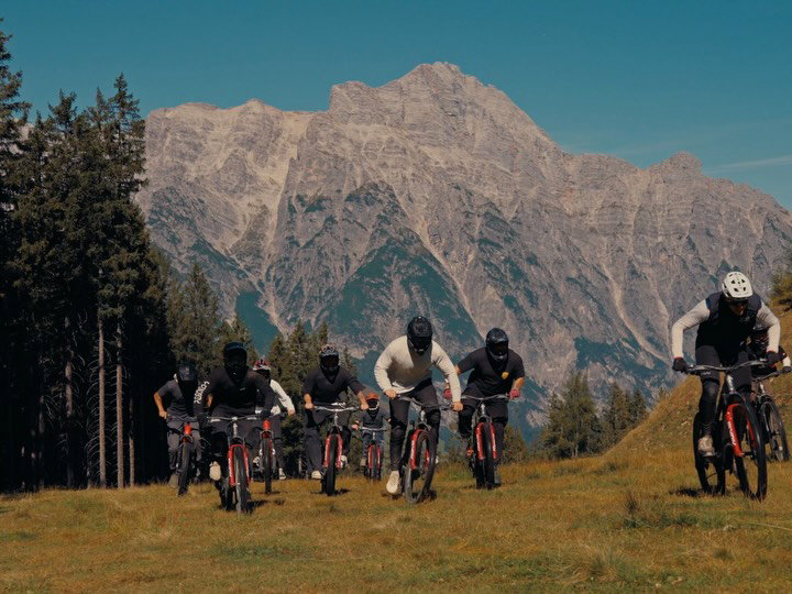Think an e-bike is too lame for the bike park? Ask THE PACK 🔥🐺😮‍💨 🎥 @gravity.frame.productions 🎸 @jphendrixx