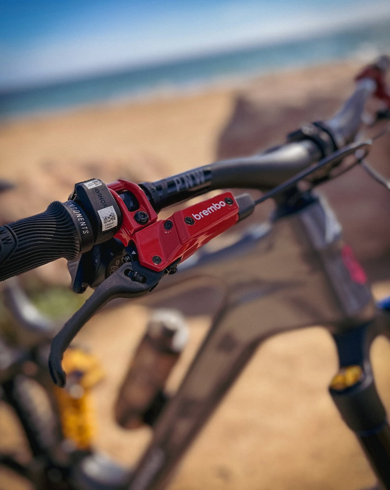 FROM TRACK TO TRAIL 🏁 Our French distributor @semcvelo took the STEPPENWOLF TUNDRA 10 to another level for @rocdazur @br