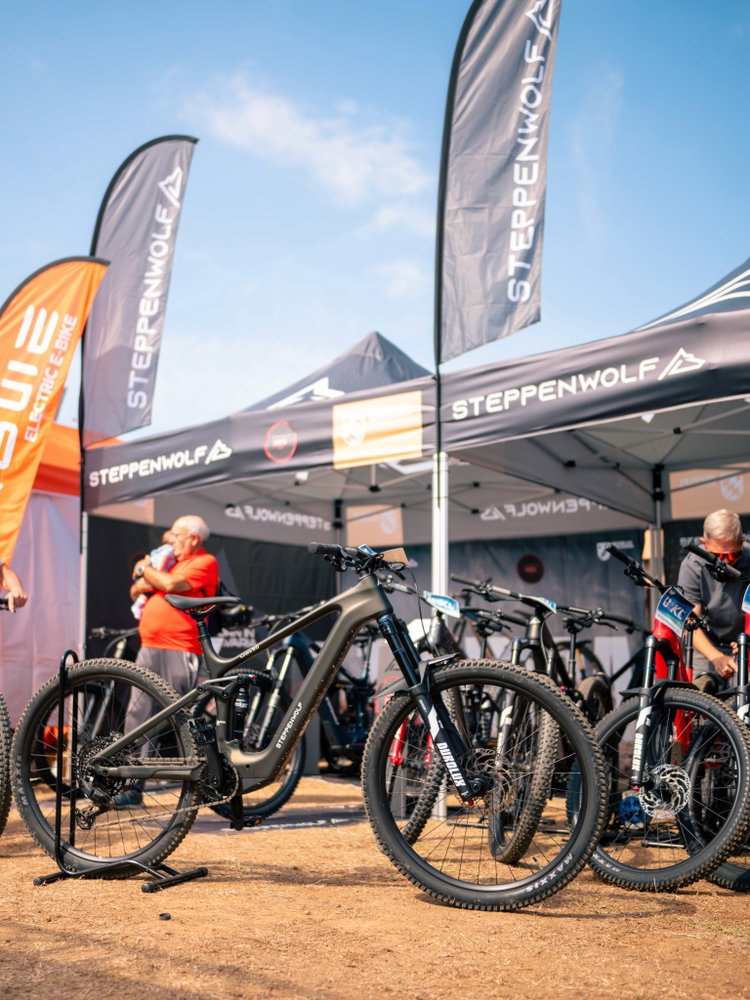 Hot. Dusty. And seriously impressive. More than 100 test rides. Big smiles. Riders, dealers, friends – and bike spirit e